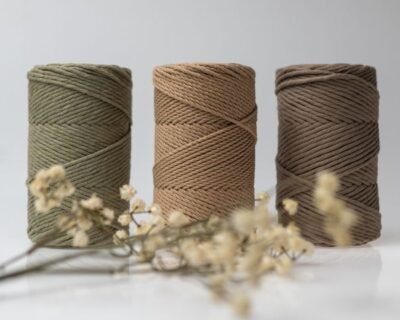 88a755261aeab52a04c025f1b803809983d30b1c_Ivairiu-spalvu-macrame-virvutes